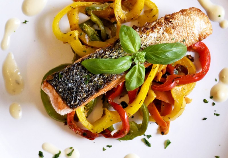 Fangfrischer Fisch serviert mit knackigem Gemüse 